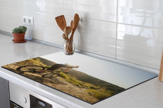 KitchenYeah® Inductie beschermer 77x51 cm - Met de mountainbike over de onverharde weg - Kookplaataccessoires - Afdekplaat voor kookplaat - Inductiebeschermer - Inductiemat - Inductieplaat mat