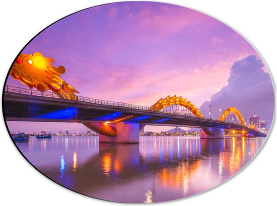 Dibond Ovaal - Paarse Lucht boven Verlichte Dragon brug in Da Nang, Vietnam - 40x30 cm Foto op Ovaal (Met Ophangsysteem)