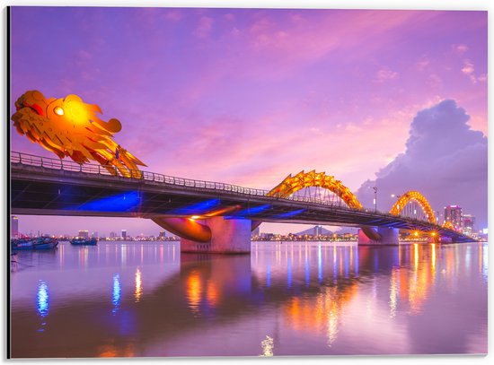 Dibond - Paarse Lucht boven Verlichte Dragon brug in Da Nang, Vietnam - 40x30 cm Foto op Aluminium (Met Ophangsysteem)