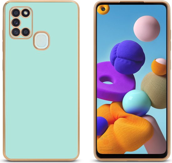 Mintgroen telefoonhoesje met gouden rand en vier camera's achteraan.