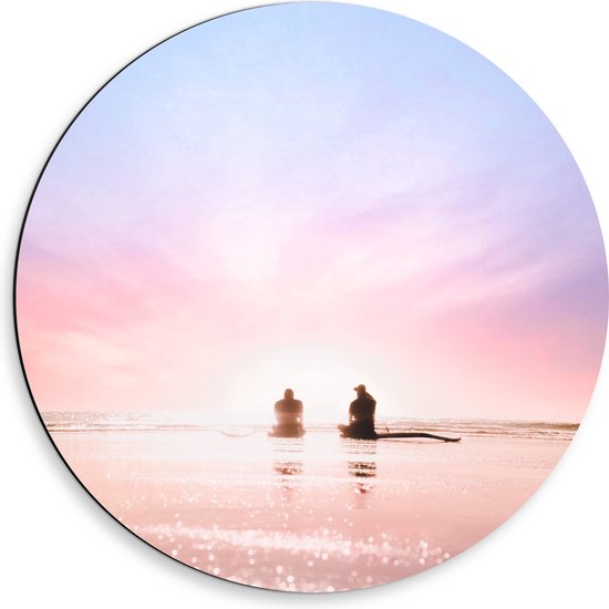 WallClassics - Dibond Muurcirkel - Duo zittend aan het Water op het Strand bij Pastellucht - 50x50 cm Foto op Aluminium Muurcirkel (met ophangsysteem)