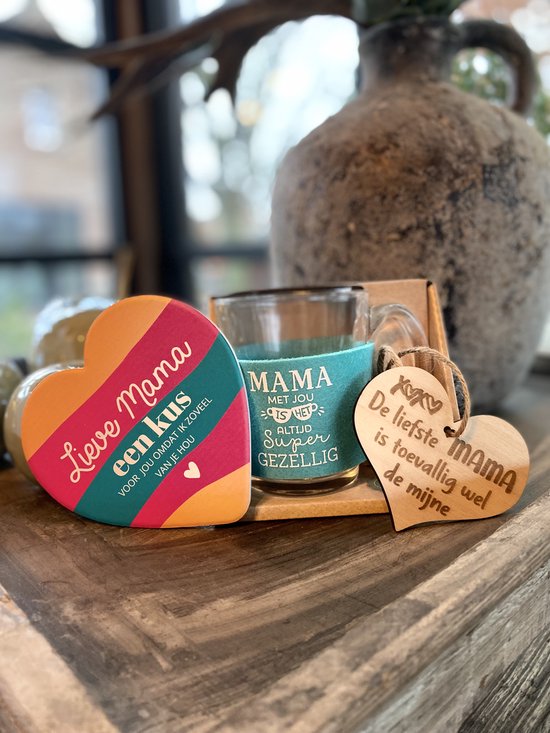 Cadeau pakket moeder - theeglas ( Mama) + houten hartje + keramieken onderzetter (Lieve mama een kus voor jou omdat ik zoveel van je hou) - cadeau pakket mama - moederdag cadeau geven Cadeau pakket moeder - theeglas ( Mama) + houten hartje + keramieken onderzetter (Lieve mama een kus voor jou omdat ik zoveel van je hou) - cadeau pakket mama - moederdag cadeau geven