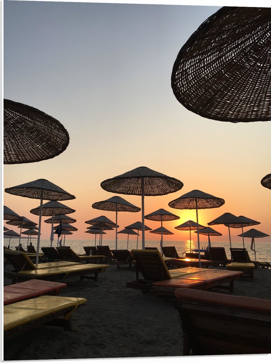 PVC Schuimplaat - Ligbedden met Rieten Parasols aan het Strand in de Avondzon - 60x80 cm Foto op PVC Schuimplaat (Met Ophangsysteem)