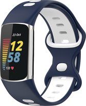 iMoshion Bandje Geschikt voor Fitbit Charge 5 / Charge 6 - iMoshion Siliconen sport band zonder gaatjes met zilver knoopje - Blauw