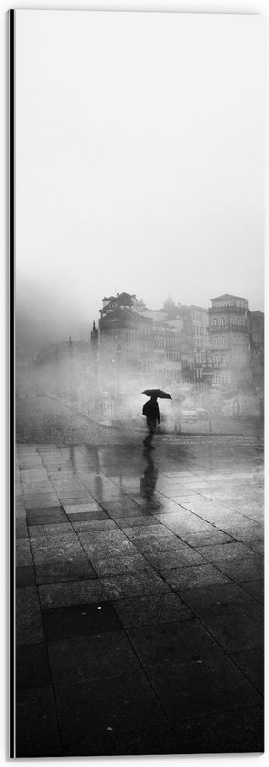 WallClassics - Dibond - Man met Paraplu alleen over Straat - Zwart Wit - 20x60 cm Foto op Aluminium (Met Ophangsysteem)
