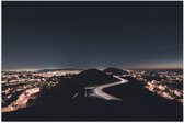 WallClassics - Poster Brillant - Route Entre les Montagnes la Nuit - 150x100 cm Photo sur Papier Poster avec Finition Brillante