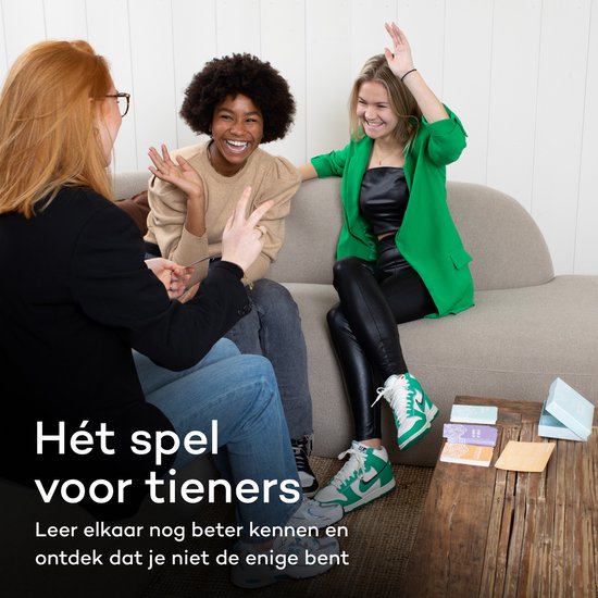 Drie vrienden spelen een spel op de bank, met tekst 'Hét spel voor tieners'.