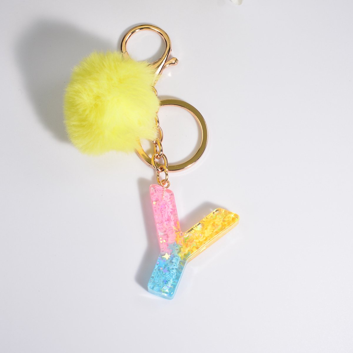 Sleutelhangers of voor je tas van A tot Z - met een pompon of kwastje - met letter - mooi design - handgemaakt - sleutelhangers - design - mode - goud - zwart - blauw - roze- rood