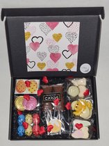 Kids Paas Snoeperij Pakket - Brievenbus box met verschillende chocolade en snoeplekkernijen en vrolijke Paasstickers - Mystery Card 'Love - Hartjes' met persoonlijke online (video) boodschap | Cadeaubox | Chocoladebox | Snoepbox | Kidsbox