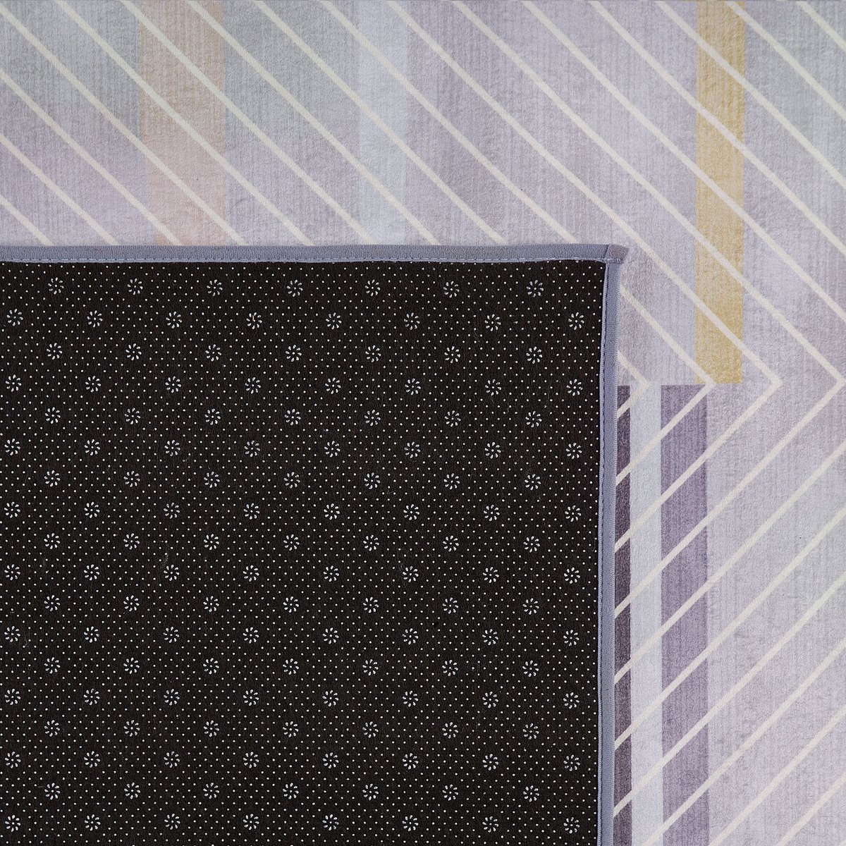 Beliani ERGENLI - Laagpolig vloerkleed - Lichtgrijs - 80 x 150 cm - Polyester