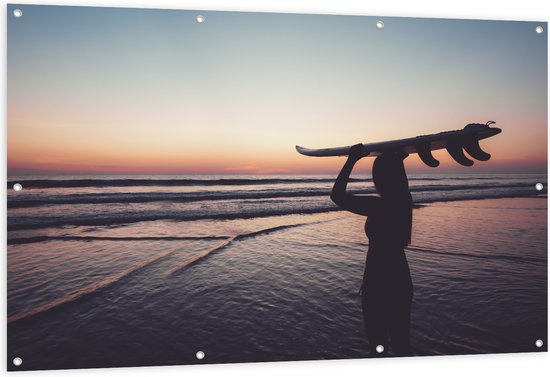 Tuinposter – Silhouet van Surfer met Bord op Hoofd bij Zonsondergang - 150x100 cm Foto op Tuinposter (wanddecoratie voor buiten en binnen)