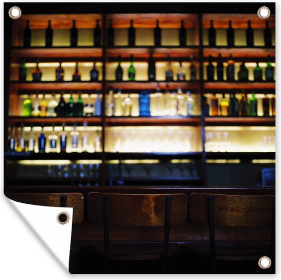 Tuindoek Drank op planken achter bar - 100x100 cm