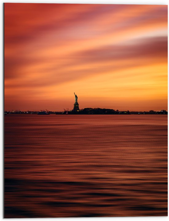 WallClassics - Dibond - Vrijheidsbeeld in New York van Ver met Zonsondergang - 60x80 cm Foto op Aluminium (Met Ophangsysteem)