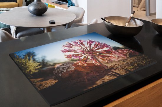 KitchenYeah® Inductie beschermer 80.2x52.2 cm - Roze bloem in zon - Kookplaataccessoires - Afdekplaat voor kookplaat - Inductiebeschermer - Inductiemat - Inductieplaat mat