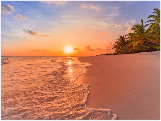 Poster (Mat) - Kalme Golven aanstromend op Strand bij Zonsondergang - 40x30 cm Foto op Posterpapier met een Matte look