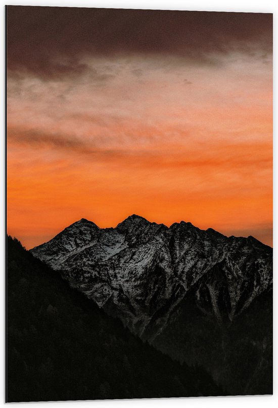 WallClassics - Dibond - Oranje Lucht achter Bergen - 60x90 cm Foto op Aluminium (Met Ophangsysteem)