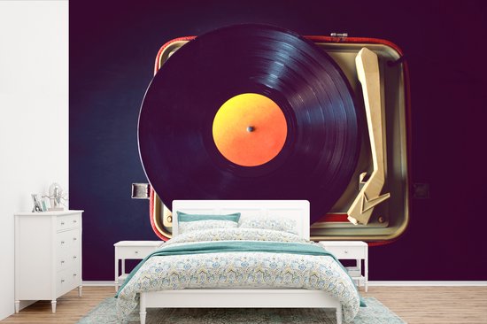 Behang - Fotobehang Vinylplaat op draagbare platenspeler - Breedte 330 cm x hoogte 220 cm