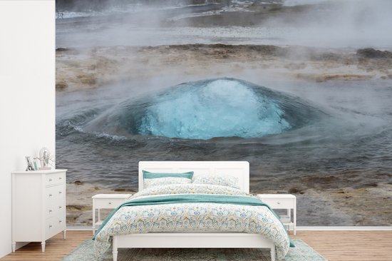 Behang - Fotobehang De felblauwe Geysir met stoom in IJsland - Breedte 360 cm x hoogte 240 cm