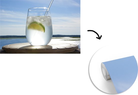 Papier peint photo vinyle - Un Gin tonic à la mer bleue largeur 360 cm x hauteur 240 cm - Tirage photo sur papier peint (disponible en 7 tailles)