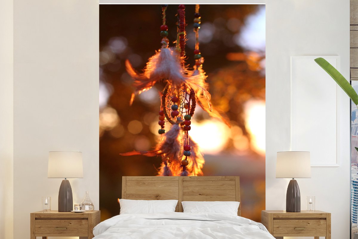 Behang - Fotobehang Een dromenvanger tijdens een zonsondergang - Breedte 180 cm x hoogte 280 cm