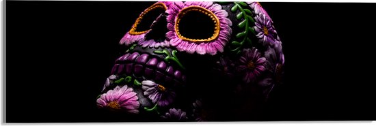 Acrylglas - Doodskop Versierd met Paarse Bloemen en Groene Planten tegen Zwarte Achtergrond - 60x20 cm Foto op Acrylglas (Met Ophangsysteem)