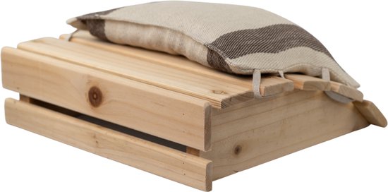 Houten saunahoofdsteun met gestreept linnen kussen, gezien vanuit een hoek aan de achterkant.