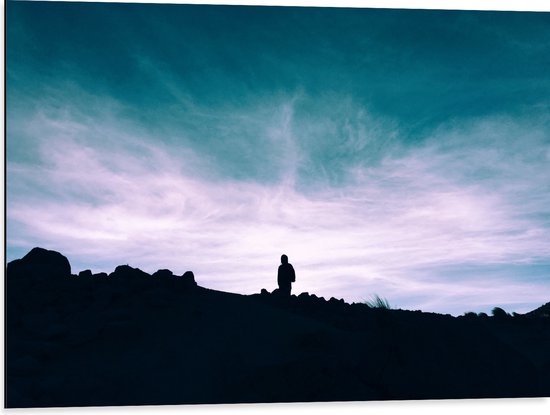 WallClassics - Dibond - Silhouette van Man op een Berg - 80x60 cm Foto op Aluminium (Met Ophangsysteem)