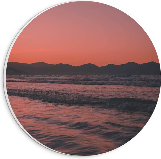 WallClassics - PVC Schuimplaat Muurcirkel - Golvende Zee met Oranje Paarse Lucht - 20x20 cm Foto op Muurcirkel (met ophangsysteem)