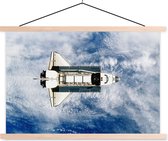 Posterhanger incl. Poster - Schoolplaat - Space shuttle vliegt hoog in het heelal - 150x100 cm - Blanke latten