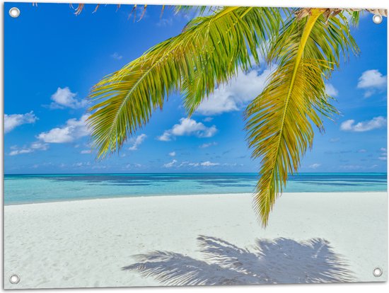 Tuinposter – Palmbladeren Hangend voor Tropisch Eiland met Breed Strand - 80x60 cm Foto op Tuinposter (wanddecoratie voor buiten en binnen)