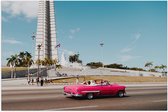 WallClassics - Poster Glanzend – Roze Auto bij Gebouw in Cuba - 75x50 cm Foto op Posterpapier met Glanzende Afwerking