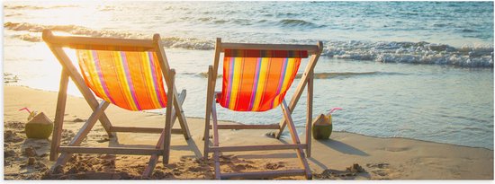 Poster Glanzend – Twee Oranje Ligbedden op het Strand - 120x40 cm Foto op Posterpapier met Glanzende Afwerking