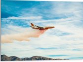 WallClassics - Dibond - Rood met Wit Vliegtuig vliegend Boven Bergen met Oranje Rook - 80x60 cm Foto op Aluminium (Wanddecoratie van metaal)