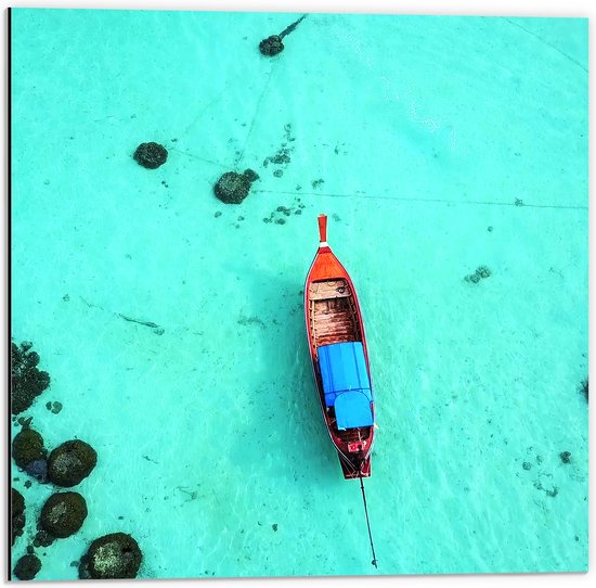 Dibond - Bovenaanzicht van Smalle Houten Vissersboot op Helderblauwe Oceaan - 50x50 cm Foto op Aluminium (Met Ophangsysteem)