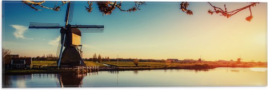 Vlag - Klassiek Bruine Molen aan het Water in Weiland in Nederland - 60x20 cm Foto op Polyester Vlag