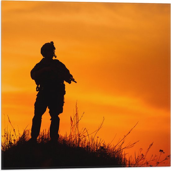 Vlag - Silhouet van Soldaat uit het Leger bij Feloranje Lucht - 50x50 cm Foto op Polyester Vlag