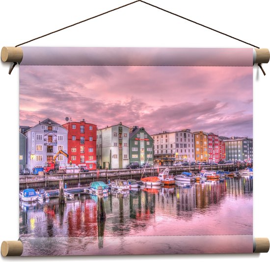 WallClassics - Textielposter - Gekleurde Huizen aan de Haven met Bootjes - 40x30 cm Foto op Textiel