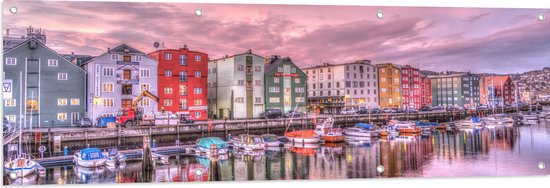 WallClassics - Tuinposter – Gekleurde Huizen aan de Haven met Bootjes - 150x50 cm Foto op Tuinposter (wanddecoratie voor buiten en binnen)