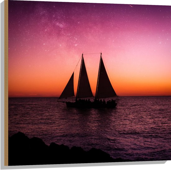 WallClassics - Hout - Zeilboot op Zee met paars gele Lucht - 80x80 cm - 9 mm dik - Foto op Hout (Met Ophangsysteem)