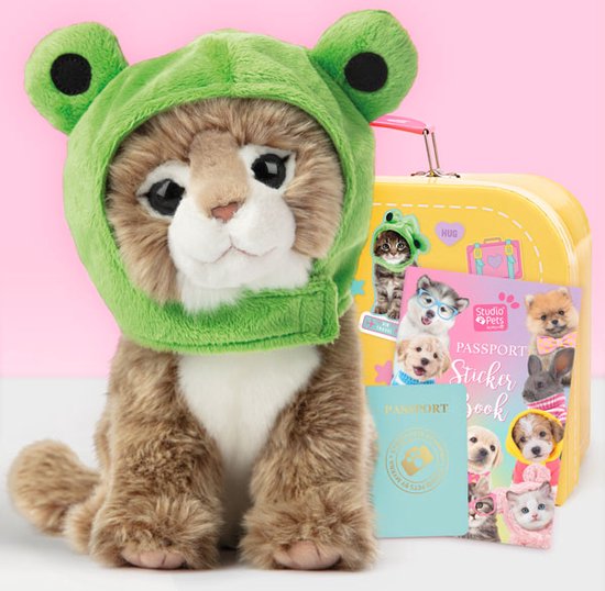 Foto: Studio pets knuffel main coon kitten prince set pluche knuffel 23cm gele speelgoedkoffer paspoort stickerboek