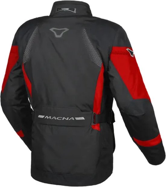 Achterkant zwarte motorjas met rode accenten op de mouwen. 'MACNA' logo op de rug en reflecterende strepen.