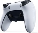 Onderkant van de witte DualSense Edge controller, toont de aanpasbare peddels.