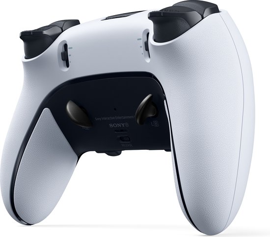 Onderkant van de witte DualSense Edge controller, toont de aanpasbare peddels.