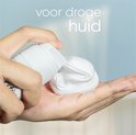 Hand met Gillette scheerschuim voor de droge huid.