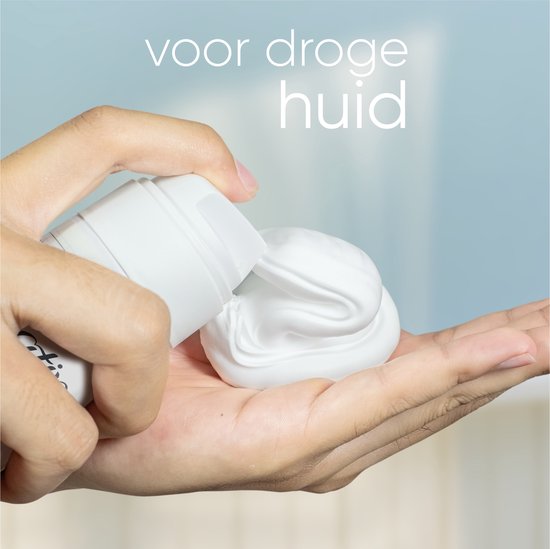 Hand met Gillette scheerschuim voor de droge huid.