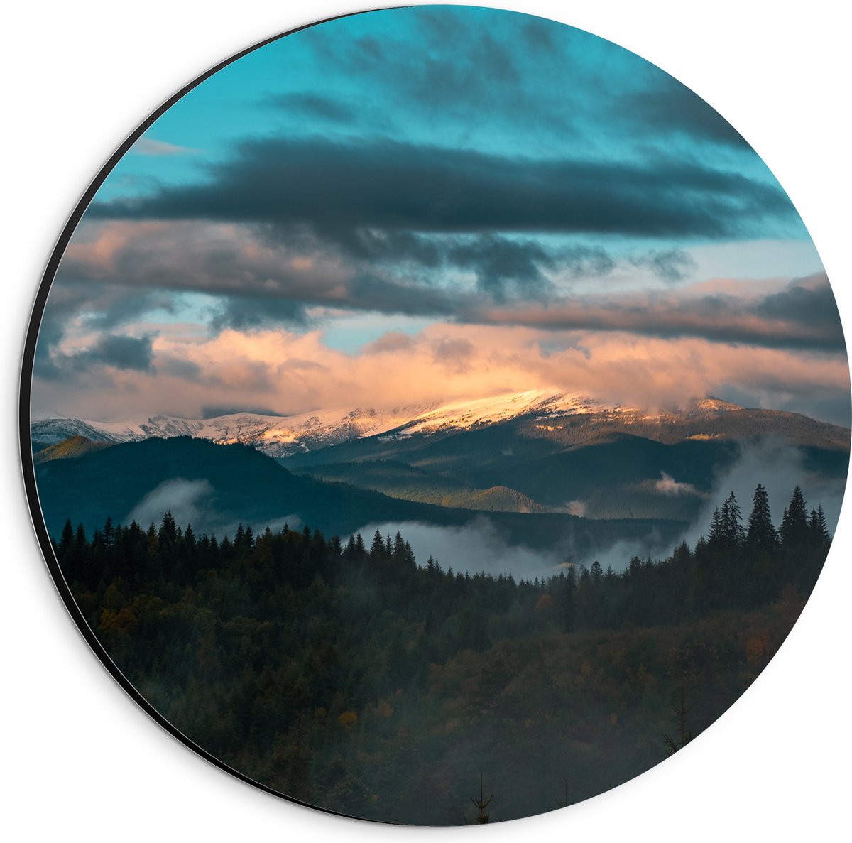 Dibond Muurcirkel - Bos aan de Rand van Berglandschap onder Sluierbewolking - 20x20 cm Foto op Aluminium Muurcirkel (met ophangsysteem)
