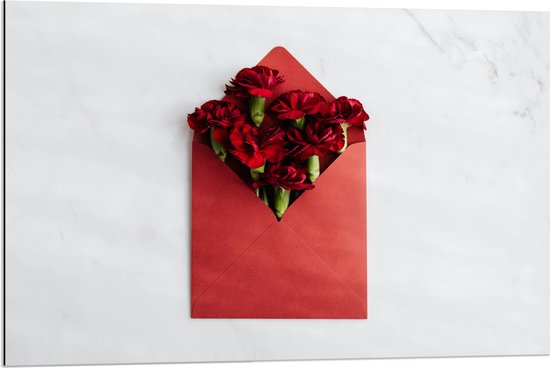 Dibond - Rood Bosje Bloemen in Rode Envelop op Witte Achtergromd - 90x60 cm Foto op Aluminium (Met Ophangsysteem)