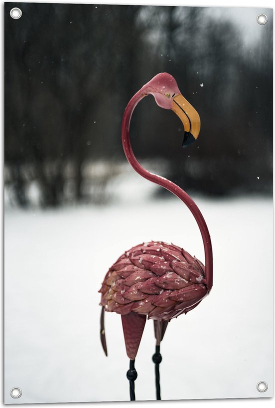 Tuinposter – Sierlijk Flamingo beeld in Winters Landschap - 50x75 cm Foto op Tuinposter (wanddecoratie voor buiten en binnen)