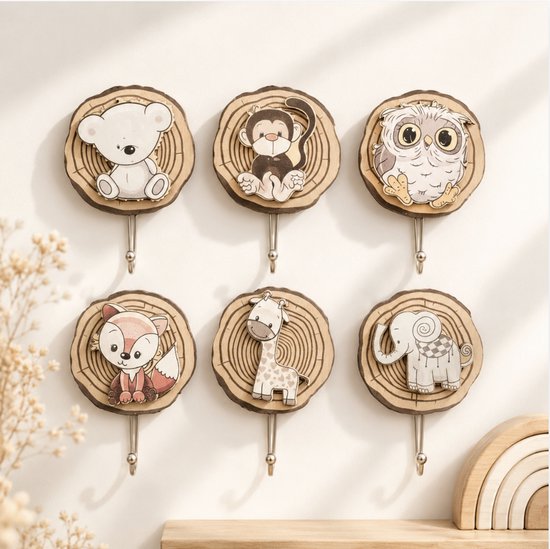 Zes dierenhaakjes met een houtlook: een beer, aap, uil, vos, giraf en olifant, gemonteerd op houten schijven.