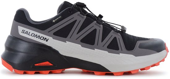 Zwarte Salomon trailschoenen met oranje zool, grijs met grijze veterdetails.